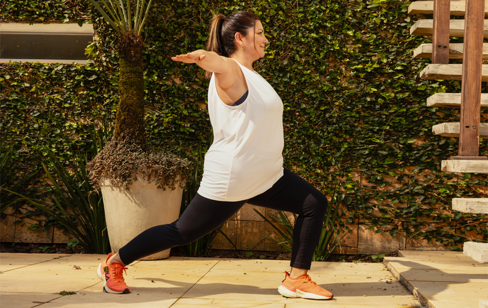 Mulher a realizar um exercício de alongament